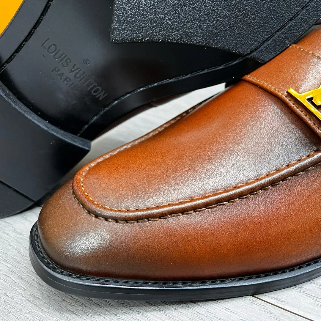Factory price: 520💰-(LV) men’s formal leather shoes! Genuine molded horsebit, a classic must-have for your shoe cabinet! The feet are particularly delicate! This Gucci original version is a set last, and we are consistent with the counter! Therefore, it is more comfortable in terms of last shape and comfort! Take it to the counter and compare at will! Good shoes are more than just what they make! But grasp the essence from the inside out! Material: Imported first-layer cowhide! Genuine leather outsole imported from Italy, size: 39-44 (38/45 customized, non-refundable)
